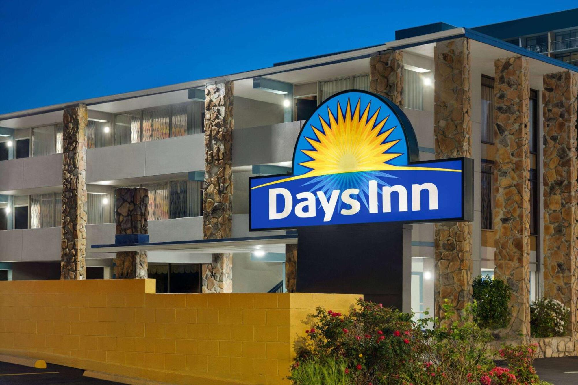 Days Inn By Wyndham Myrtle Beach-Beach Front Экстерьер фото